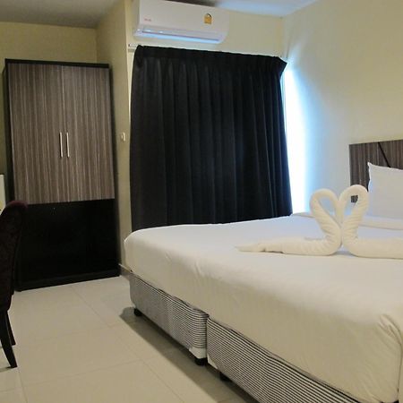 The Airy Residence Bangkok Bagian luar foto
