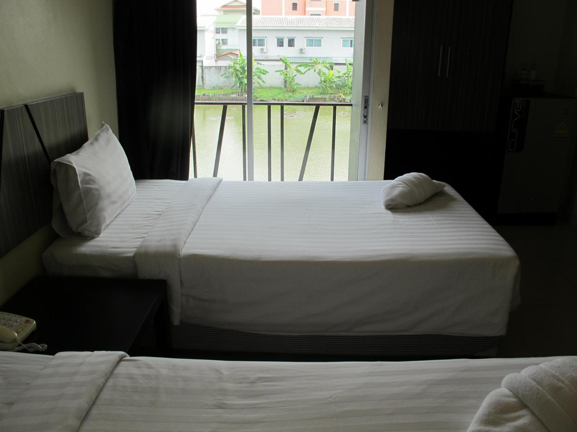 The Airy Residence Bangkok Bagian luar foto