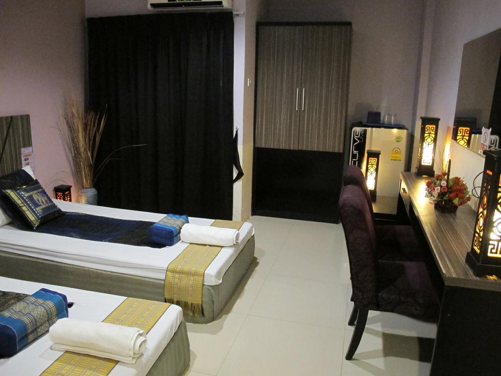 The Airy Residence Bangkok Bagian luar foto